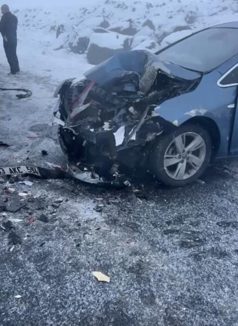 Karayolunda zincirleme kaza: Yol trafiğe kapandı