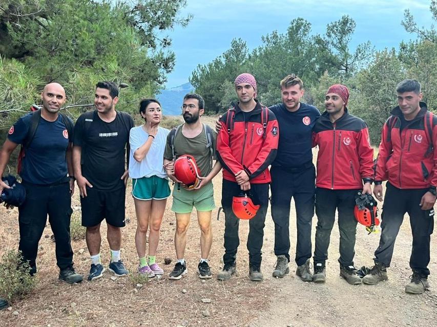 Kayalıklarda mahsur kalan 3 genç kurtarıldı