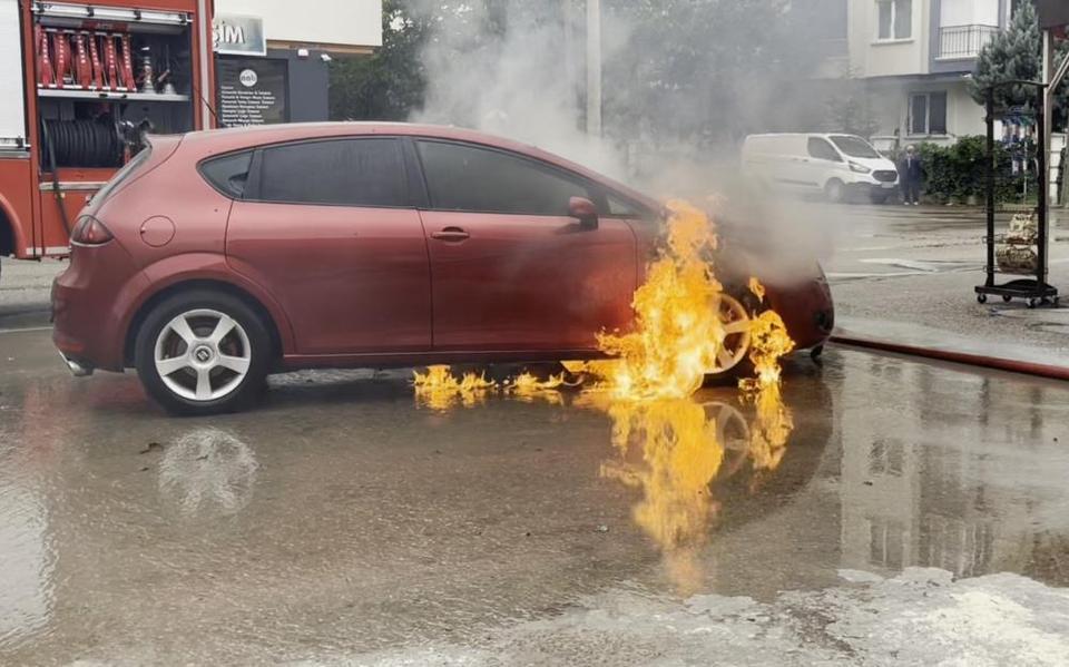 Seyir halindeki otomobil alev aldı
