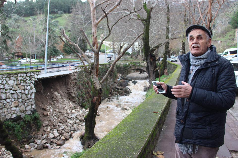 MANİSA'DA KÖPRÜ YIKILDI, DERE YATAKLARINDA HEYELAN OLDU MANİSA'DA ETKİLİ OLAN SAĞANAK YAĞIŞLAR SONRASI İKİ MAHALLE ARASINDA ULAŞIMI SAĞLAYAN KÖPRÜ YIKILDI TARİHİ ÇAYBAŞI DERESİNDE DE TOPRAK KAYMASI YAŞANIRKEN, BELEDİYE EKİPLERİ TEDBİR ALDI