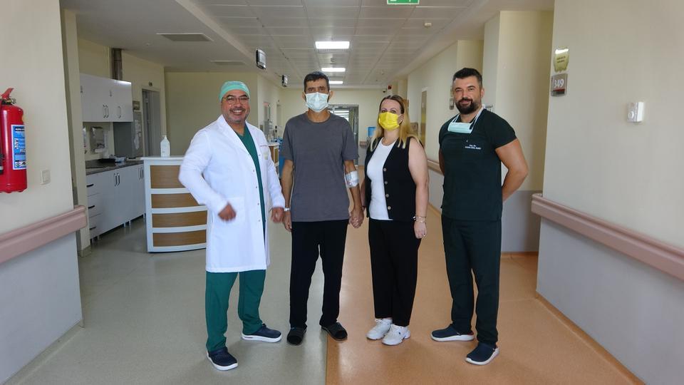 EŞİNİN BÖBREĞİ İLE HAYATA TUTUNDU AĞRI KESİCİLER BÖBREĞİNİ İFLAS ETTİRDİ, EŞİNİN BÖBREĞİ İLE HAYATA TUTUNDU CANLIDAN CANLIYA NAKİLLE 18 YILLIK EŞİNE BÖBREĞİNİ VERDİ KONTROLSÜZ AĞRI KESİCİLER BÖBREĞİNDEN EDİYORDU
