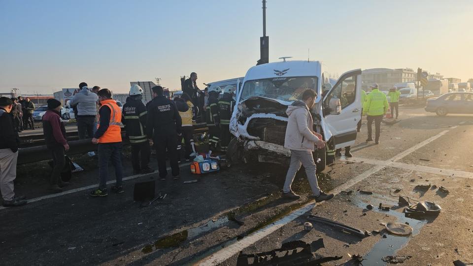 İKİ SERVİS ÇARPIŞTI: 18 YARALI