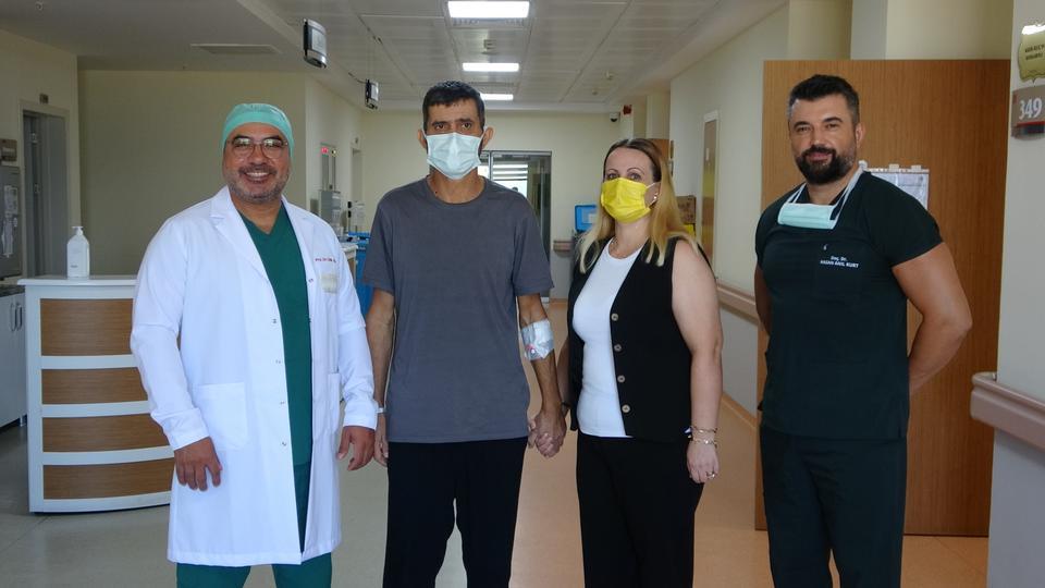 EŞİNİN BÖBREĞİ İLE HAYATA TUTUNDU AĞRI KESİCİLER BÖBREĞİNİ İFLAS ETTİRDİ, EŞİNİN BÖBREĞİ İLE HAYATA TUTUNDU CANLIDAN CANLIYA NAKİLLE 18 YILLIK EŞİNE BÖBREĞİNİ VERDİ KONTROLSÜZ AĞRI KESİCİLER BÖBREĞİNDEN EDİYORDU