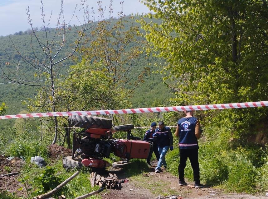 DEVRİLEN TRAKTÖRÜN ALTINDA KALAN 85 YAŞINDAKİ ADAM HAYATINI KAYBETTİ