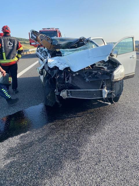 BALIKESİR'DE OTOMOBİL, TIR İLE ÇARPIŞTI :2 ÖLÜ, 2 YARALI