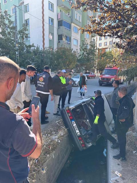 Otomobil su kanalına düştü: 1 yaralı