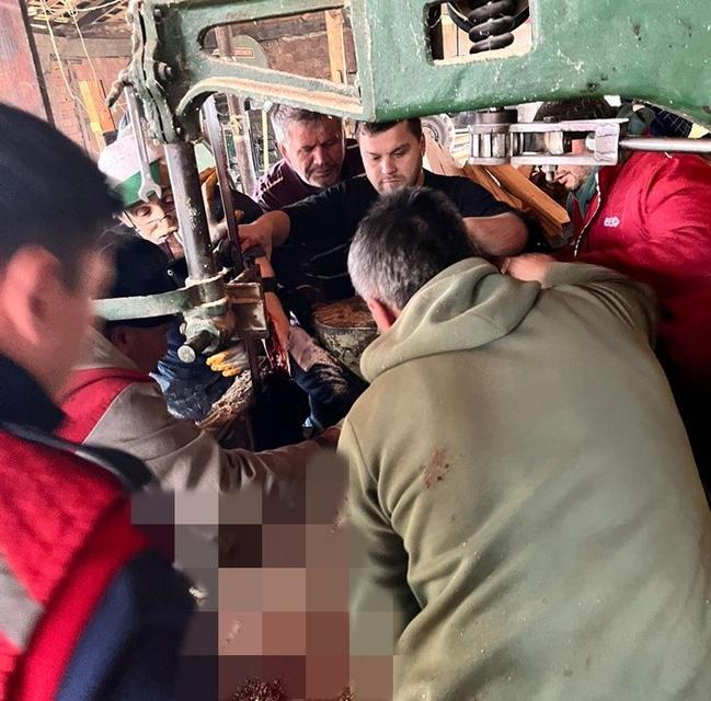 Kolunu hızar makinesine kaptıran işçi ağır yaralandı