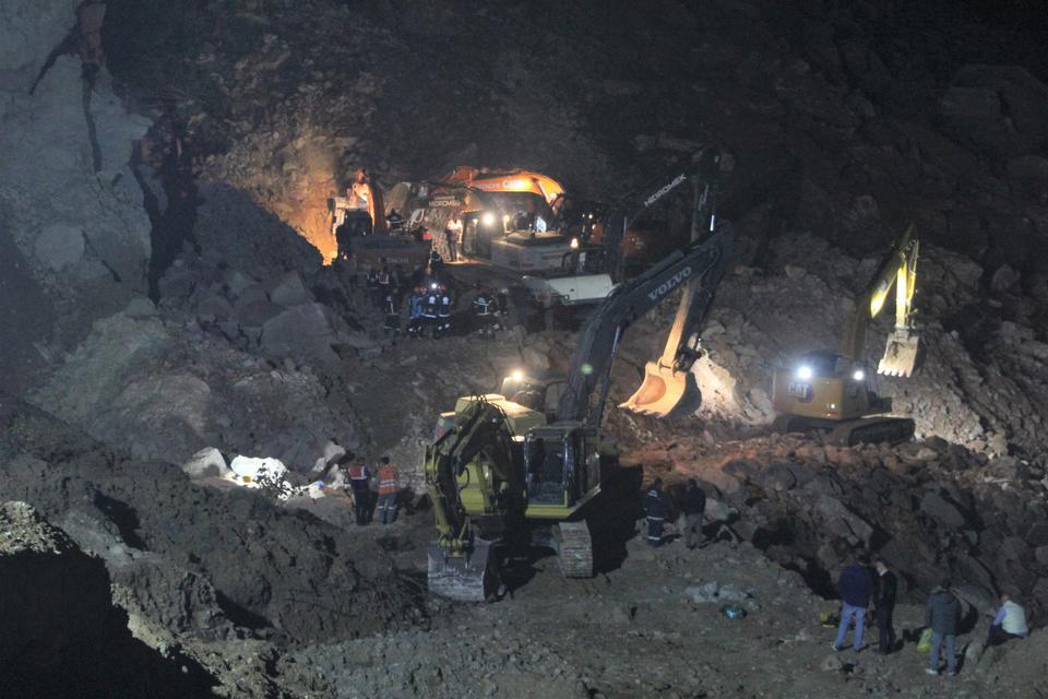 75 yaşındaki işçi 6 gündür enkaz altında