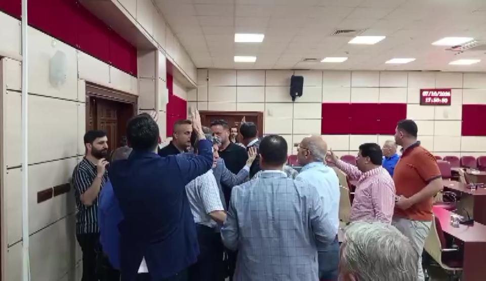 Belediye Meclisi'nde "satılık" tartışması: CHP'li iki meclis üyesi birbirine girdi