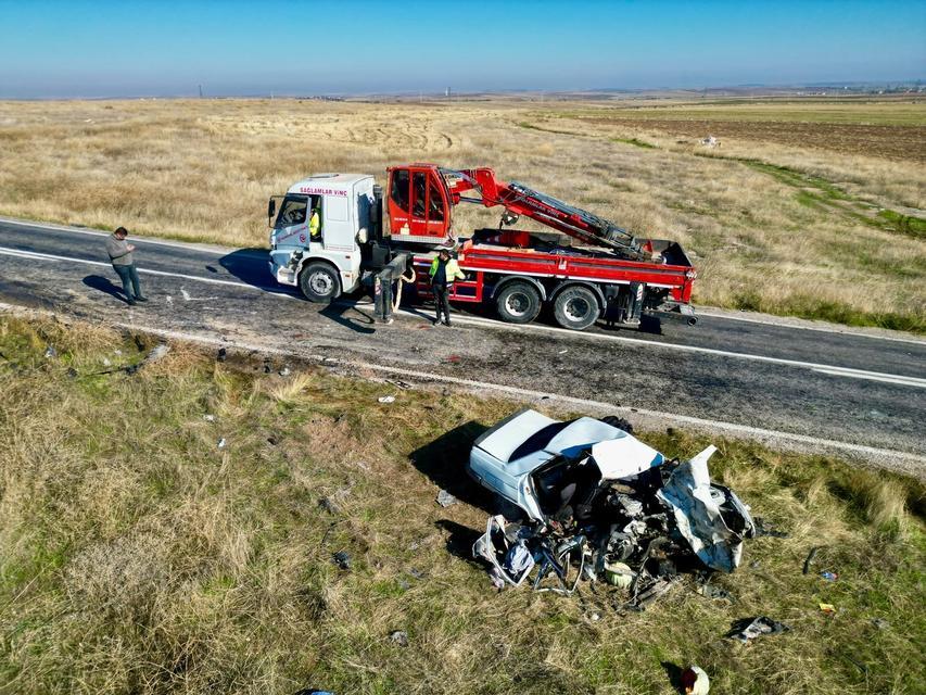 4 KİŞİNİN ÖLDÜĞÜ KAZADA OTOMOBİLLER PARÇALANARAK HURDAYA DÖNDÜ