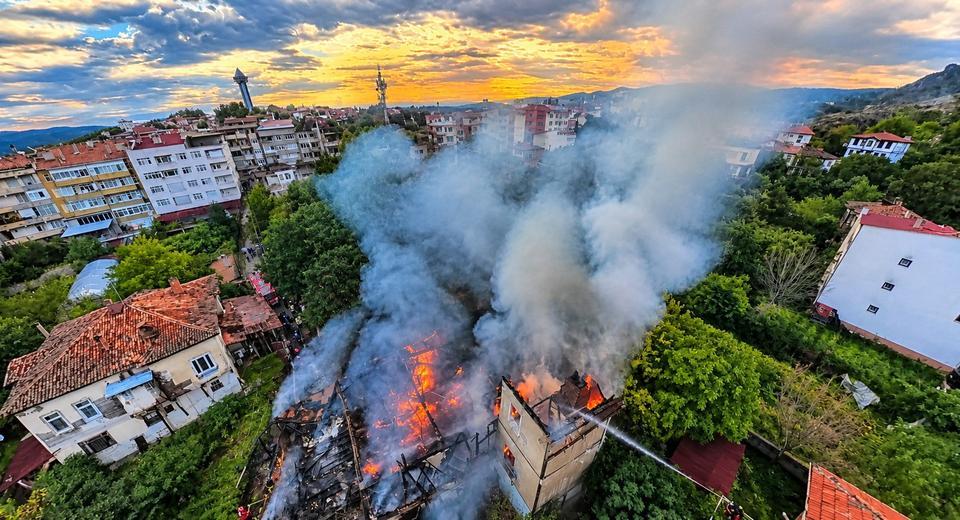3 katlı ahşap ev alevlere teslim oldu