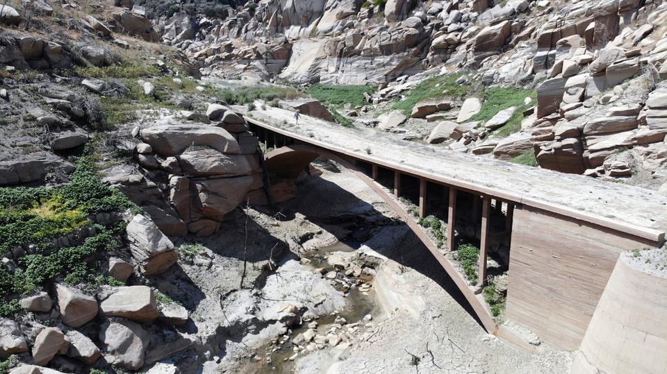 BARAJ SUYU ÇEKİLDİ, 100 YILLIK KÖPRÜ ORTAYA ÇIKTI