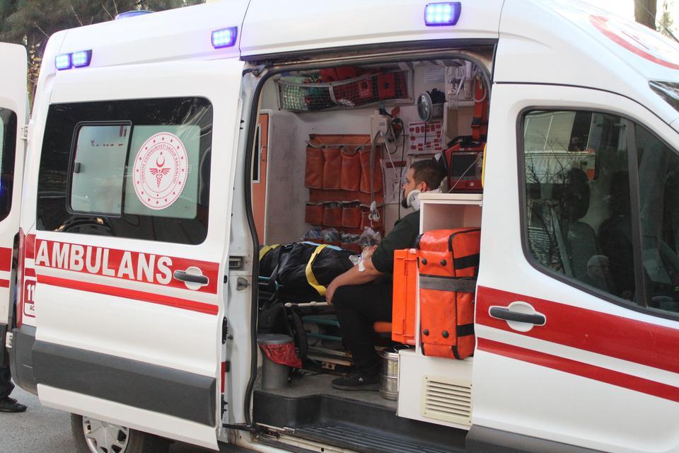 REFÜJE ÇARPIP TAKLA ATTI: 4 YARALI