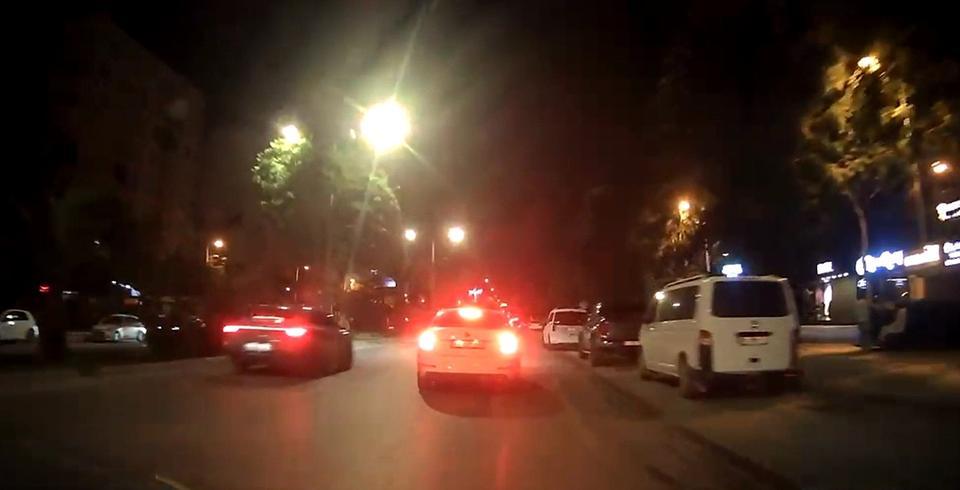 Yanından hızlıca geçen maganda sürücüyü uyardı, saldırıya uğradı