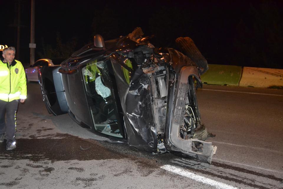 Otomobil bariyere çarpıp takla attı