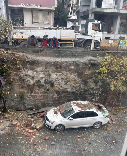 İnşaatta beton pompası duvarı yıktı: Park halindeki otomobile zarar geldi