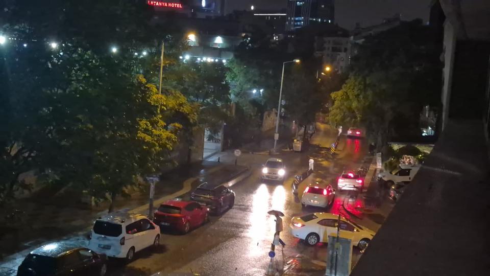 Sağanak etkili oldu, sokaklar göle döndü