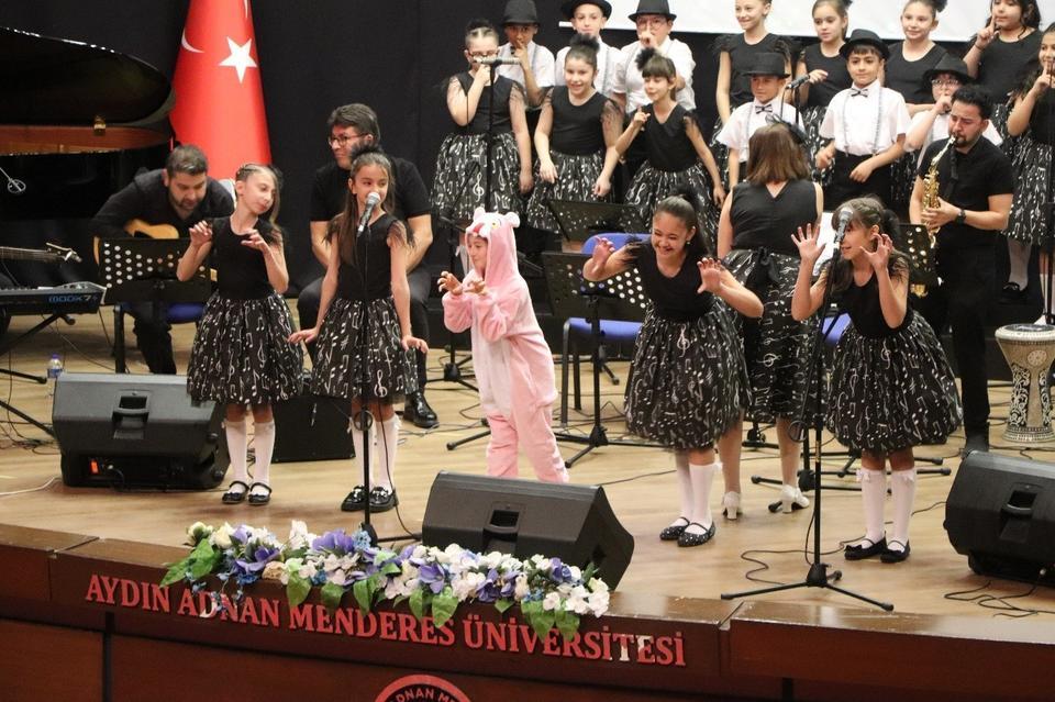 GELECEĞİN SANATÇILARI EFELER'DE SAHNE ALDI MÜZİK VE SANAT AKADEMİSİ'NDEN UNUTULMAZ KONSER