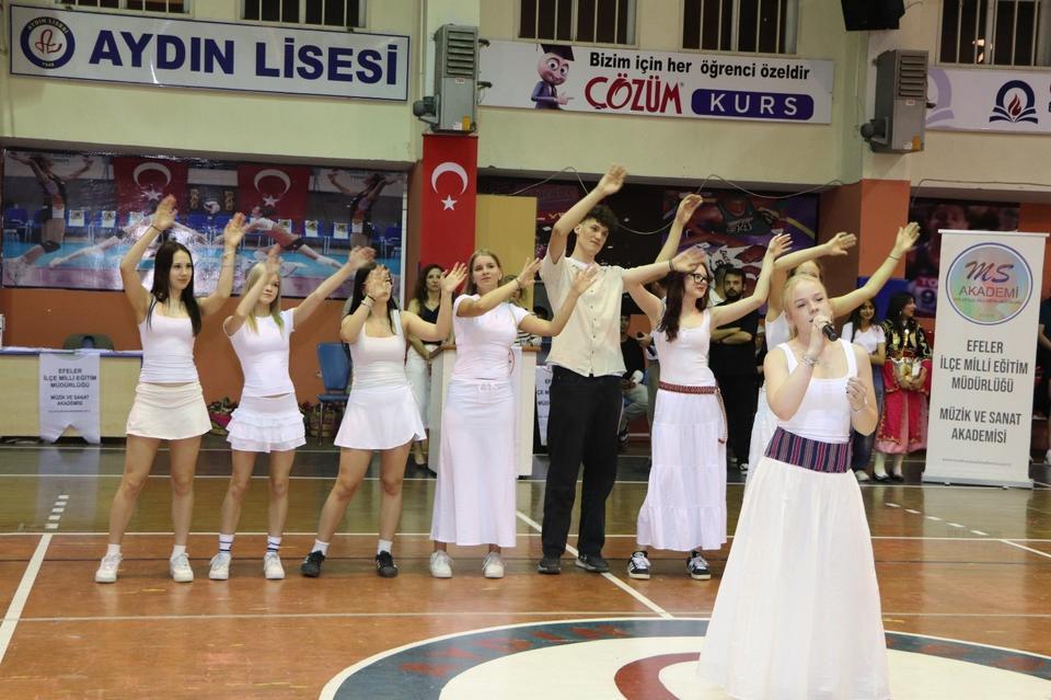 EFELER'DE ULUSLARARASI HALK DANSLARI FESTİVALİ GERÇEKLEŞTİRİLDİ