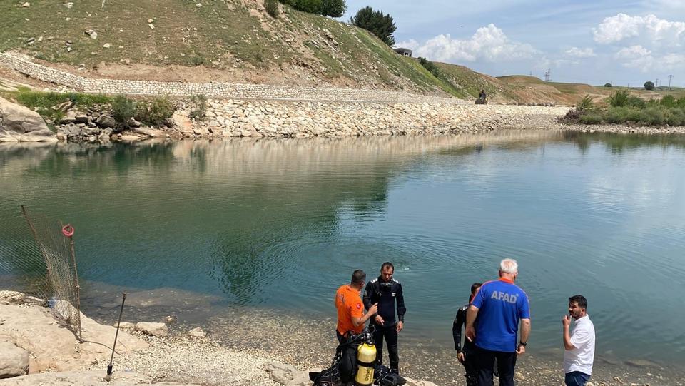 Fotoğraf çekmek isterken düştüğü çayda hayatını kaybetti