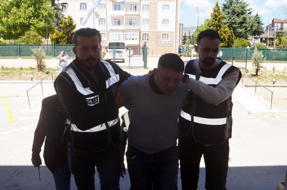 Annesini bıçaklayarak öldürdü