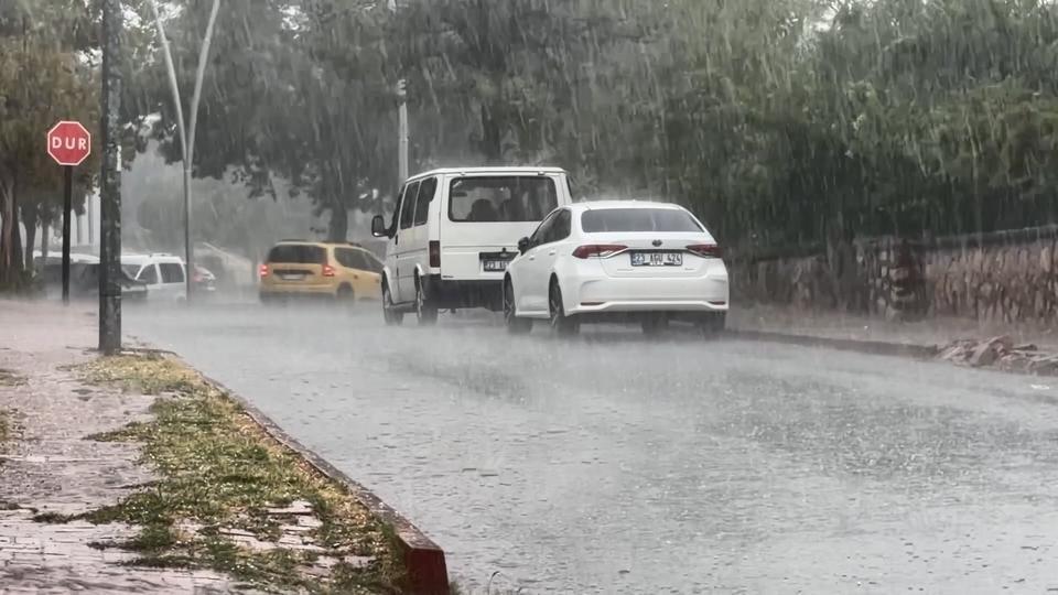 ELAZIĞ'DA SAĞANAK VE DOLU ETKİLİ OLDU