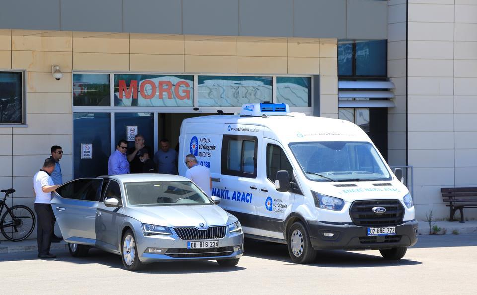 GAZETECİ İSMAİL KÜÇÜKKAYA'NIN ANNESİ TATİL İÇİN GELDİĞİ ANTALYA'DA HAYATINI KAYBETTİ CENAZEYİ ALAN İSMAİL KÜÇÜKKAYA'YI AĞABEYİ TESELLİ ETTİ