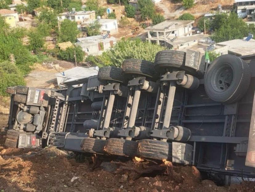 Rampada kontrolden çıkan tır devrildi: 1 yaralı