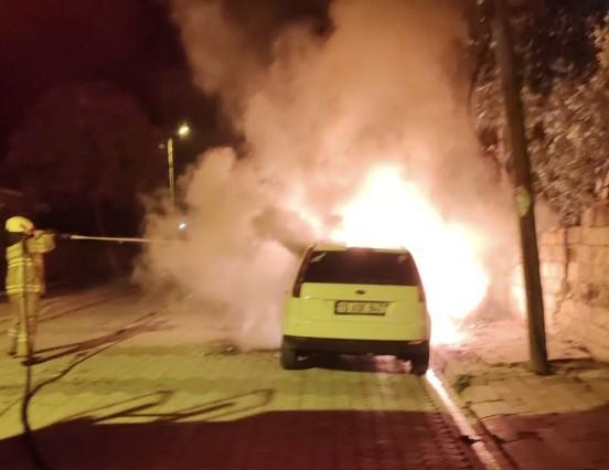 Park halindeki araç alev alev yandı