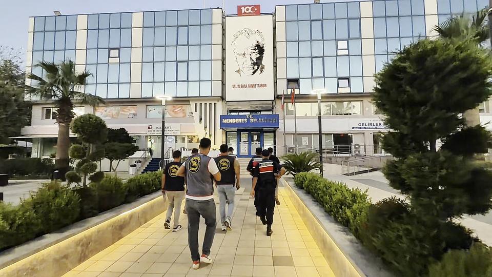 Menderes Belediyesi'ne yönelik operasyonda gözaltı sayısı 15 oldu