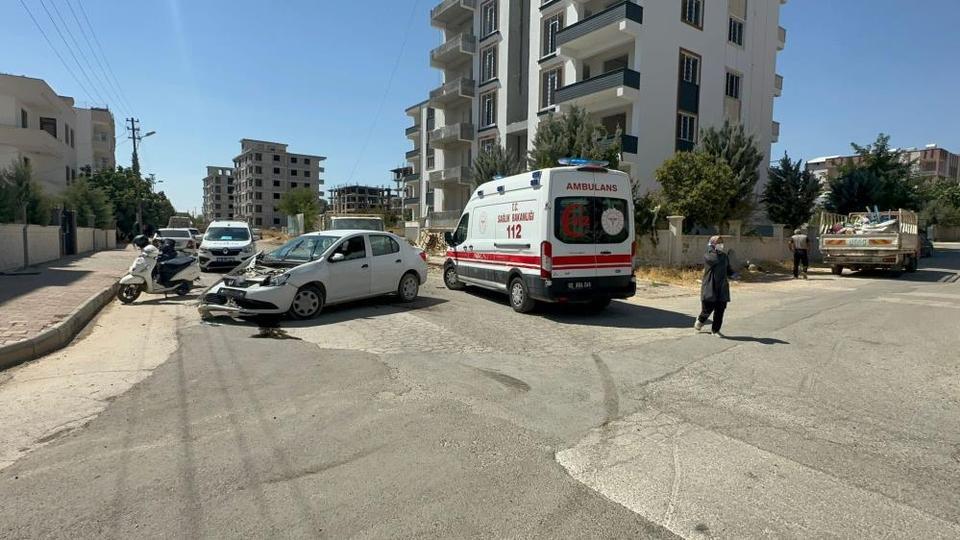 Otomobil ile kamyonet çarpıştı: 2 yaralı