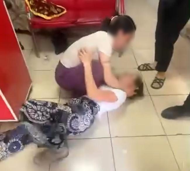 Hırsızlık şüphelisi kadın yakalanınca sara nöbeti numarası yaptı