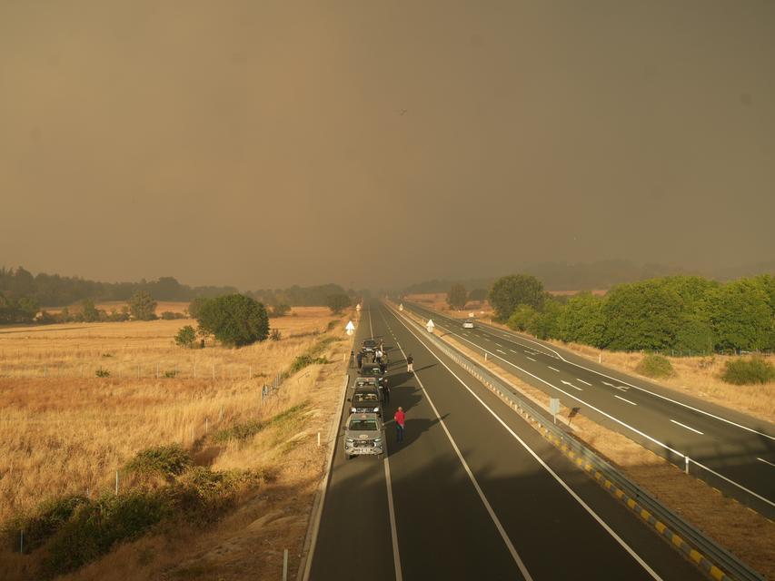 Yangın nedeniyle karayolu araç trafiğine kapatıldı