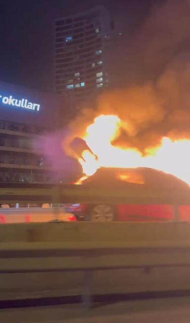 Seyir halindeki otomobil alev alev yandı