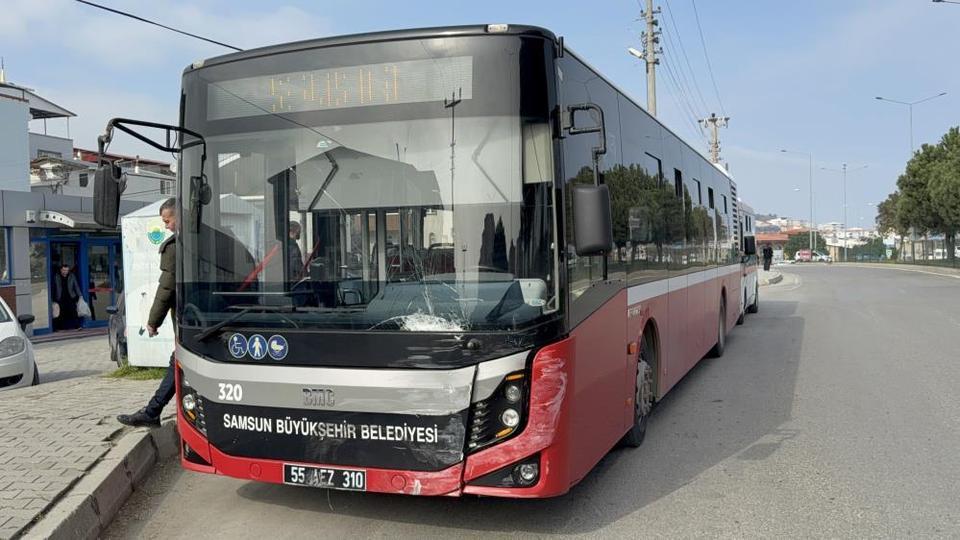 Otobüs ile otomobil kavşakta çarpıştı: 9 yaralı