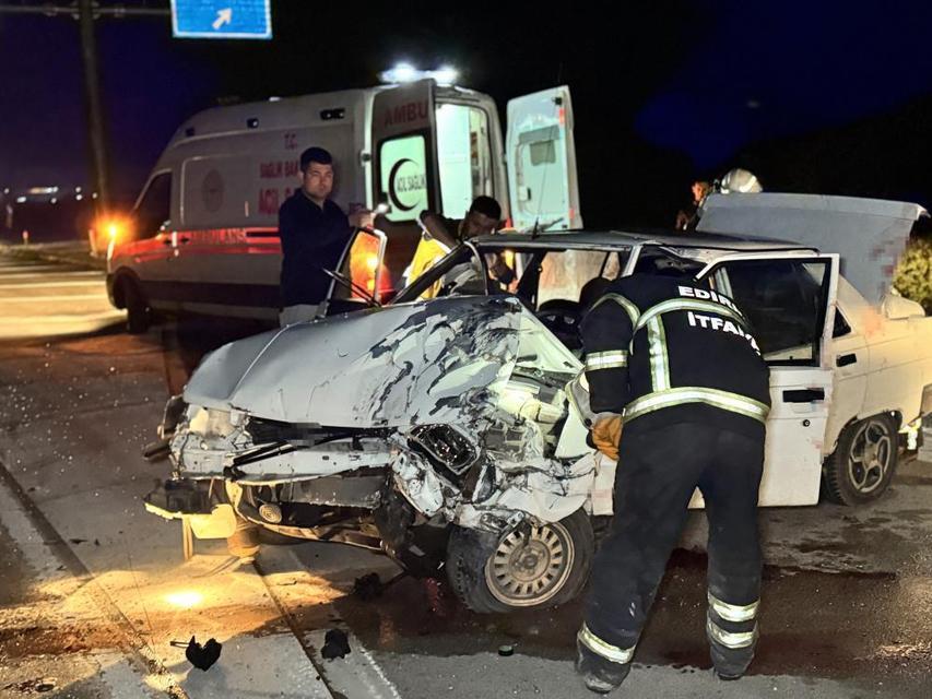 Otomobil beton mikserine çarptı