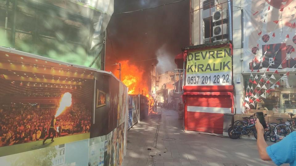 Konteynerdeki yangın iki işletmeye sıçradı: Mahalleli sokağa döküldü