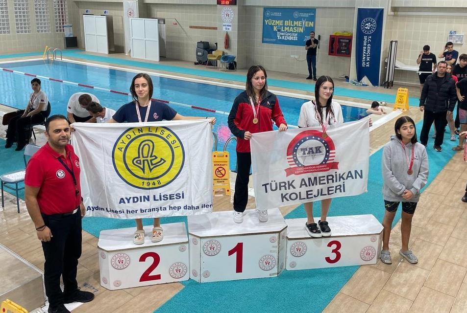 Aydın Lisesi öğrencilerinden madalya yağmuru