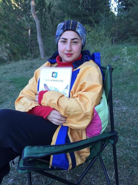 KAZADA ÖLEN ÖĞRETMENİN AİLESİ, ALKOLLÜ SÜRÜCÜNÜN SERBEST BIRAKILMASINA TEPKİ GÖSTERDİ 23 YAŞINDAKİ EVLATLARINI TOPRAĞA VEREN AİLE, KIZLARININ ÖLÜMÜNE NEDEN OLAN SÜRÜCÜNÜN OLAYDAN 2 AY SONRA SERBEST BIRAKILMASINA TEPKİ GÖSTERDİ ÇARPTIĞI GENÇ ÖĞRETMENİN ÇANTASINI TEKMELEYEREK YOL KENARINA ATTI GENÇ ÖĞRETMENİN AĞABEYİ RECEP CANDAN: "MAHKEMENİN KARARI VİCDANLARI YARALADI" "ÇARPAN KİŞİ YÜKSEK HIZ SINIRINDAYDI VE ALKOLLÜYDÜ"