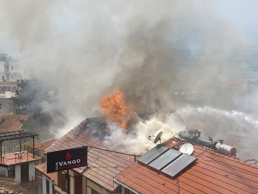 İş yerlerine sıçrayan yangın 2 saatte kontrol altına alındı