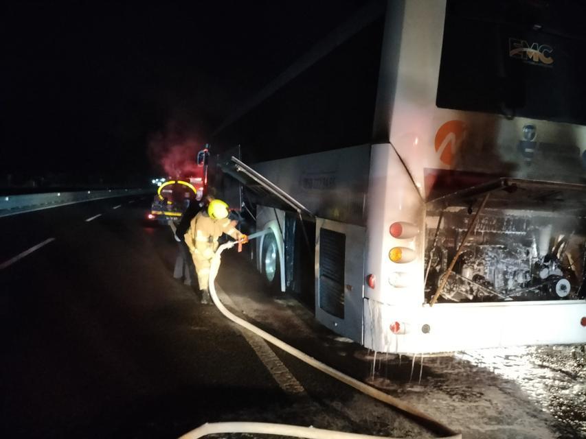Seyir halindeki otobüs alev aldı