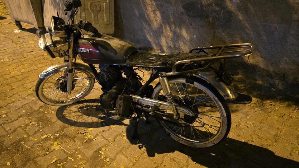 Apartmanın girişine park edilen motosiklet yandı