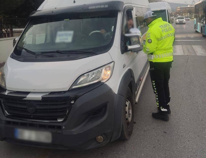 5 okul servis aracına ceza kesildi biri trafikten men edildi