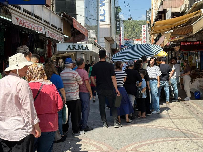 Sıcak havaya rağmen, Aydınlılar aşure hayrına koştu