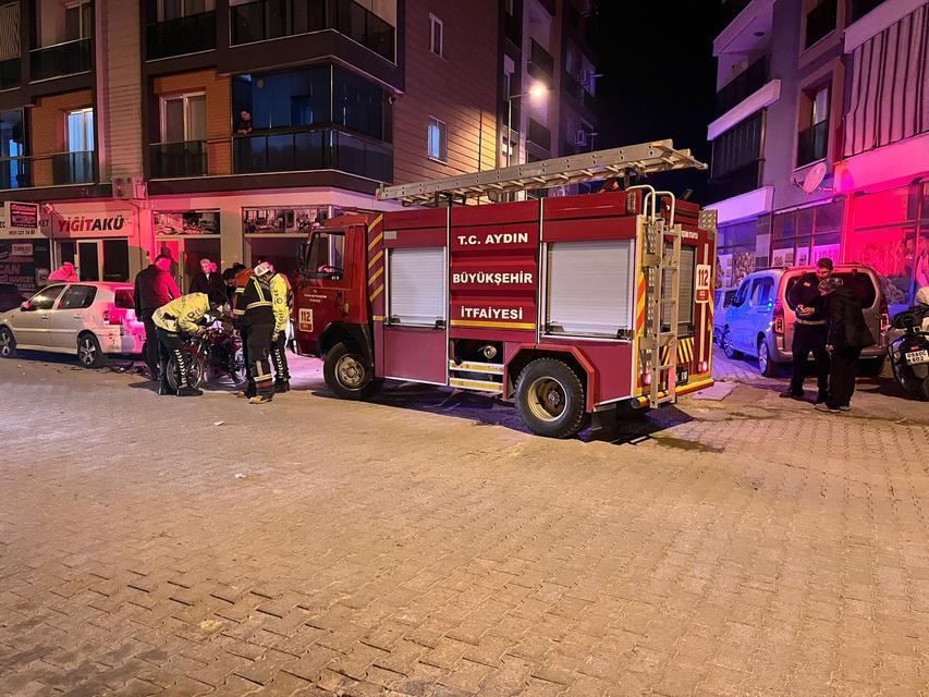 İKİ MOTOSİKLET, OTOMOBİL İLE KAFA KAFAYA ÇARPIŞTI: 3 YARALI