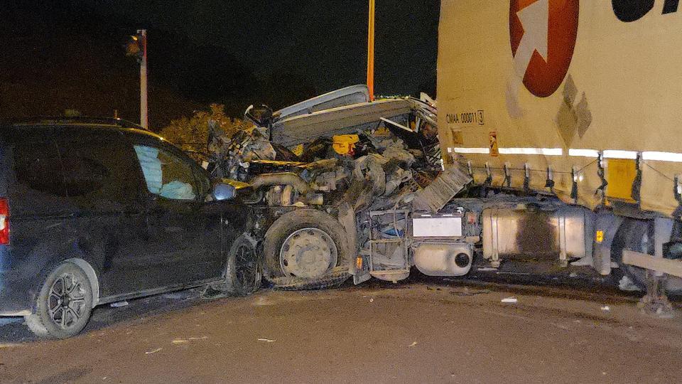 Otoyolda tır ile otomobil çarpıştı: 1 ölü, 7 yaralı