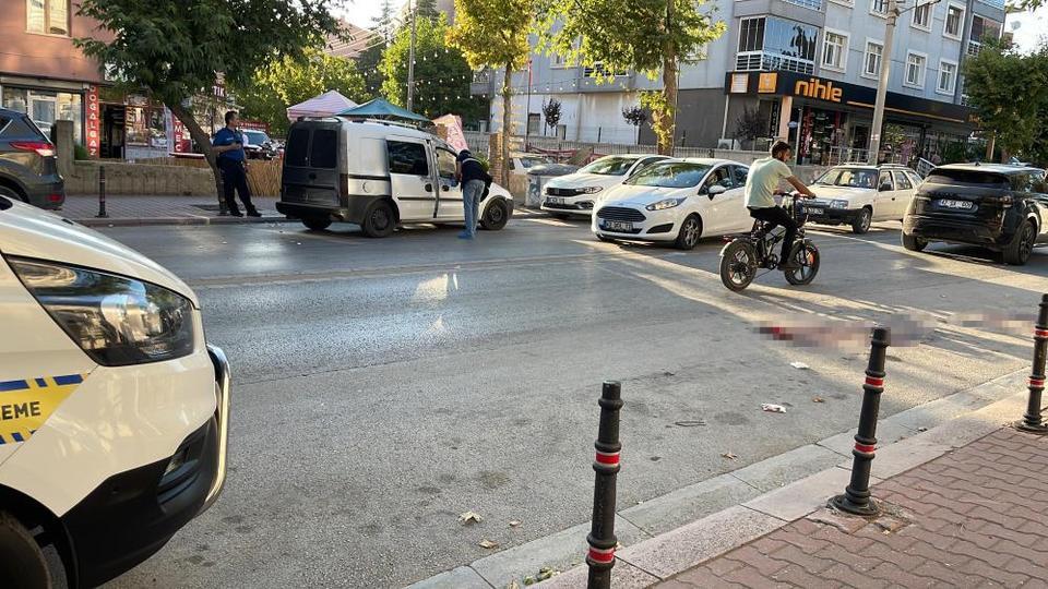 Otomobilinden inip husumetlisini bıçakladı! 1 ölü