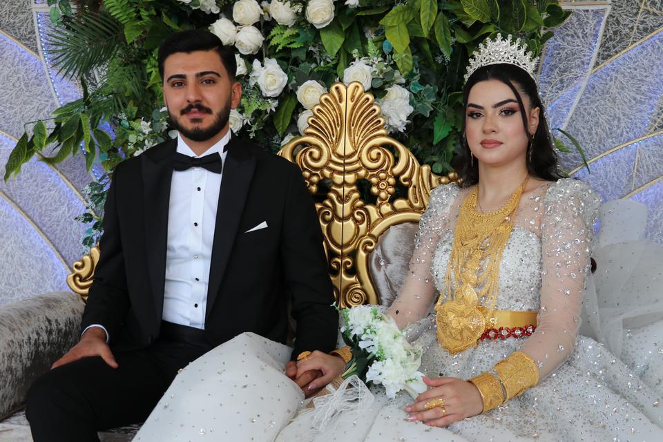 AŞİRET DÜĞÜNÜNDE GELİNE 3 KİLO ALTIN, DAMADA 4 MİLYON TL TAKILDI
