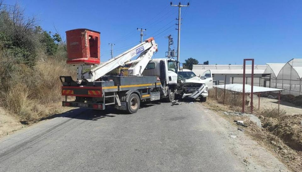 Kamyonla otomobil kafa kafaya çarpıştı: 3 yaralı