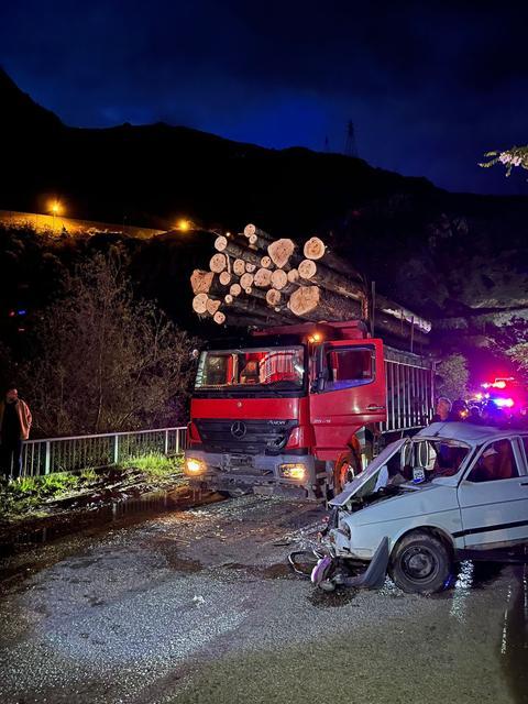 Köprü girişinde iki araç kafa kafaya çarpıştı